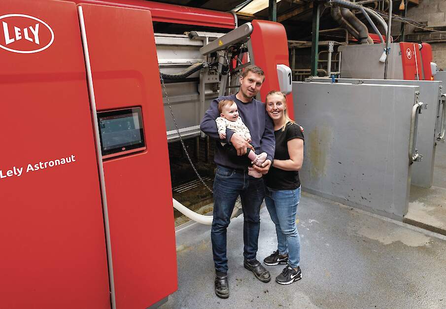 Joost en Adrie de Bruijn met hun dochter Tess bij hun nieuwe melkrobot