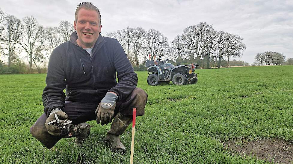 Thijs Vossers laat een gevangen mol zien