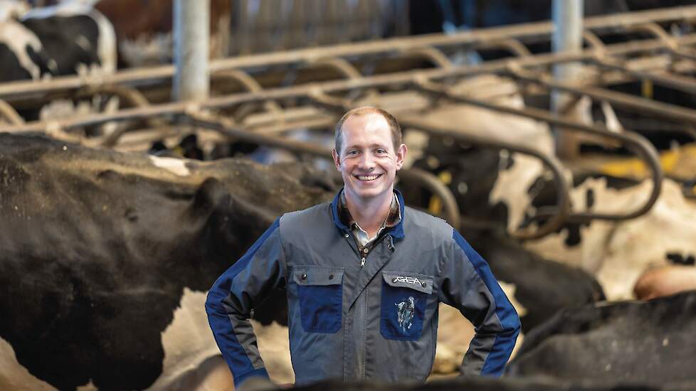 Wytze Kinderman tussen zijn melkkoeien