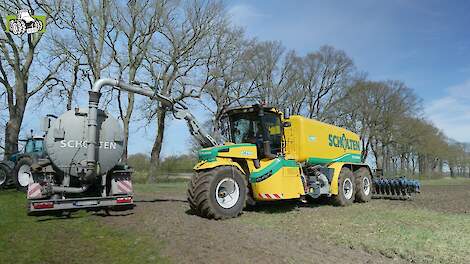 Bouwland bemesten met Ploeger (Oxbo) AT 5105 LNMS-vijfwieler