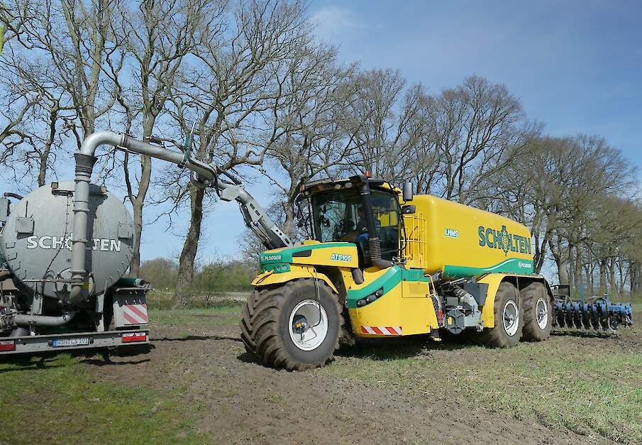 Bouwland bemesten met Ploeger (Oxbo) AT 5105 LNMS vijfwieler