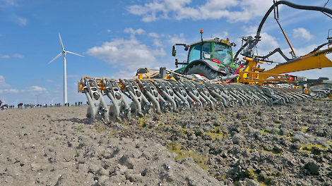In Zeewolde werd onder andere een twaalf meter brede Tjalma-zodebemester gedemonstreerd op bouwland.