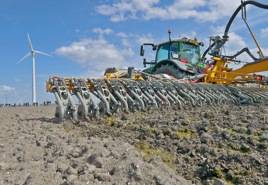 In Zeewolde werd onder andere een twaalf meter brede Tjalma-zodebemester gedemonstreerd op bouwland.