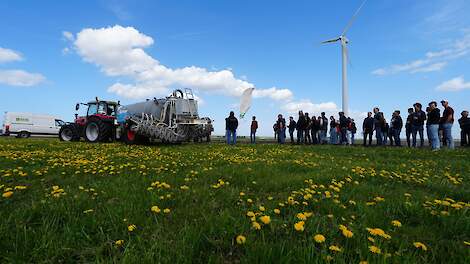 Demo van de Slootsmid-innovatie waarmee met een voorsnijschijf mestsleufjes worden gemaakt die vervolgens met een krijtsuspensie worden afgedekt.