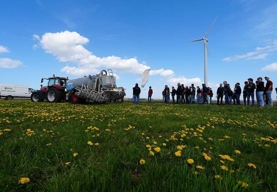 Demo van de Slootsmid-innovatie waarmee met een voorsnijschijf mestsleufjes worden gemaakt die vervolgens met een krijtsuspensie worden afgedekt.