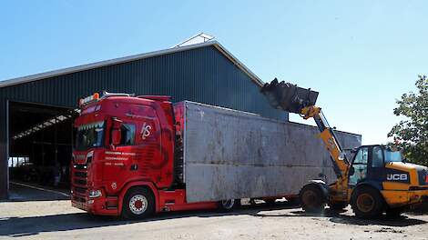 Een vrachtwagen wordt volgeladen met mest