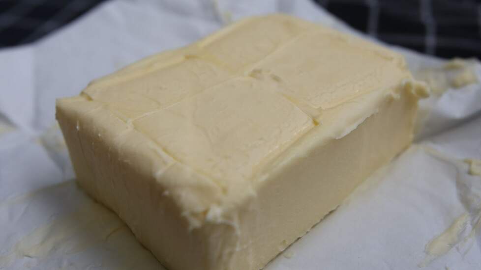 Een pakje roomboter ligt open op tafel