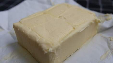 Een pakje roomboter ligt open op tafel