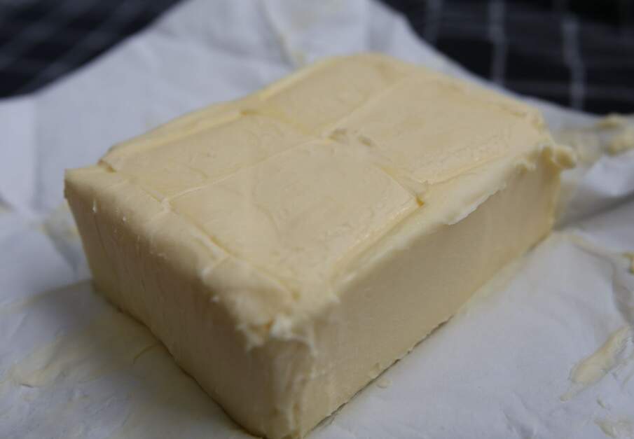 Een pakje roomboter ligt open op tafel