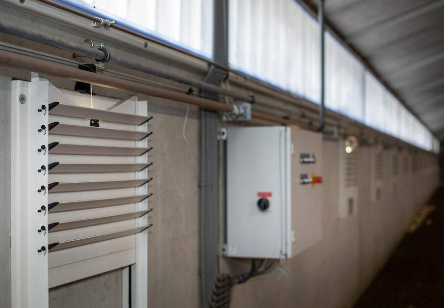 &bdquo;Het sluiten van luchtinlaatventielen aan &eacute;&eacute;n zijde bij harde wind kan al helpen om de insleep van opgewaaid, besmet materiaal te beperken", stelt Francisca Velkers.