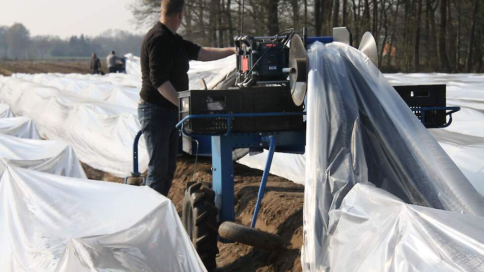 Beeld van tunnels voor asperges ter illustratie.