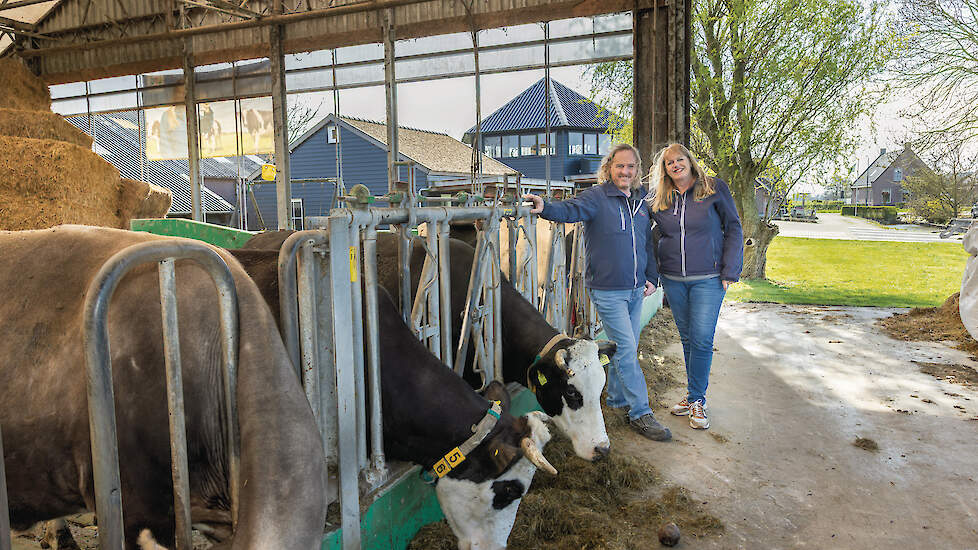 Pieter en Saskia Bogaard in de stal