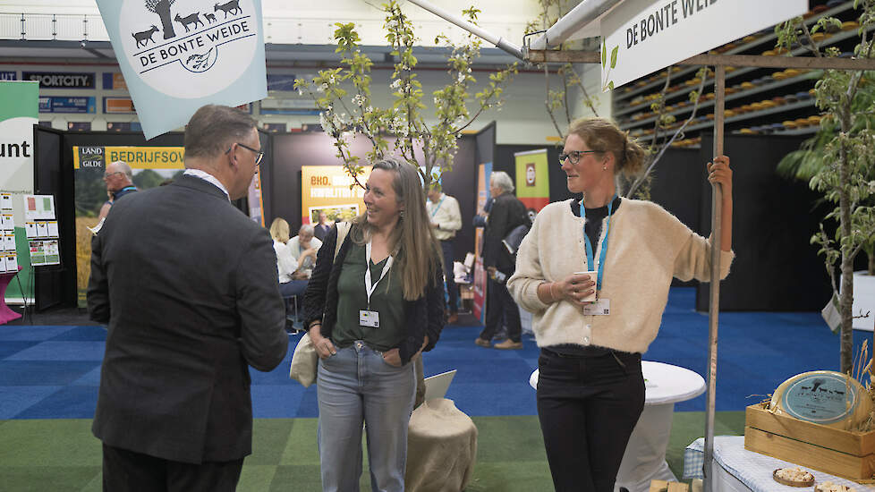 De mensen achter melkgeitenbedrijf De Bonte Weide in gesprek tijdens de Biobeurs.
