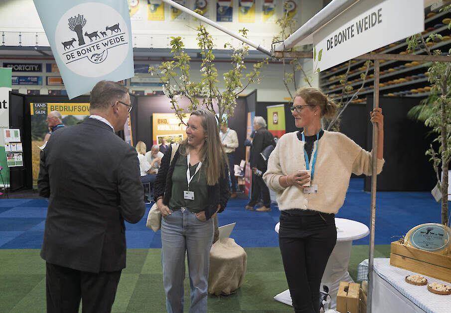 De mensen achter melkgeitenbedrijf De Bonte Weide in gesprek tijdens de Biobeurs.