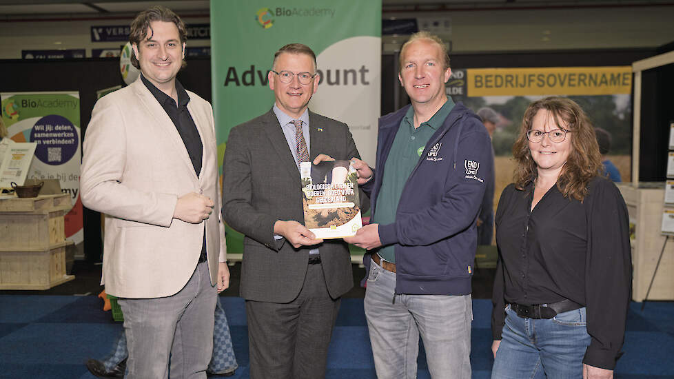 De Limburgse gedeputeerde Jasper Kuntzelaers (links) neemt een visiedocument in ontvangst samen met gedeputeerde Zoet (midden). Rechts de Gelderse boeren Joost van den Anker en Jannie Bos.