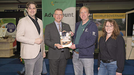 De Limburgse gedeputeerde Jasper Kuntzelaers (links) neemt een visiedocument in ontvangst samen met gedeputeerde Zoet (midden). Rechts de Gelderse boeren Joost van den Anker en Jannie Bos.