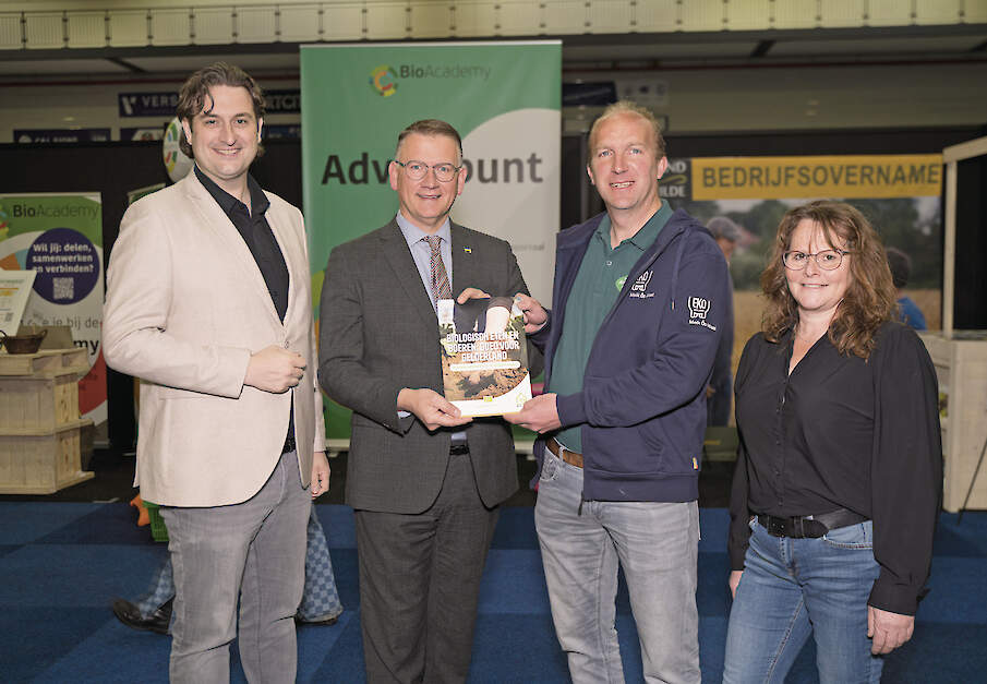 De Limburgse gedeputeerde Jasper Kuntzelaers (links) neemt een visiedocument in ontvangst samen met gedeputeerde Zoet (midden). Rechts de Gelderse boeren Joost van den Anker en Jannie Bos.