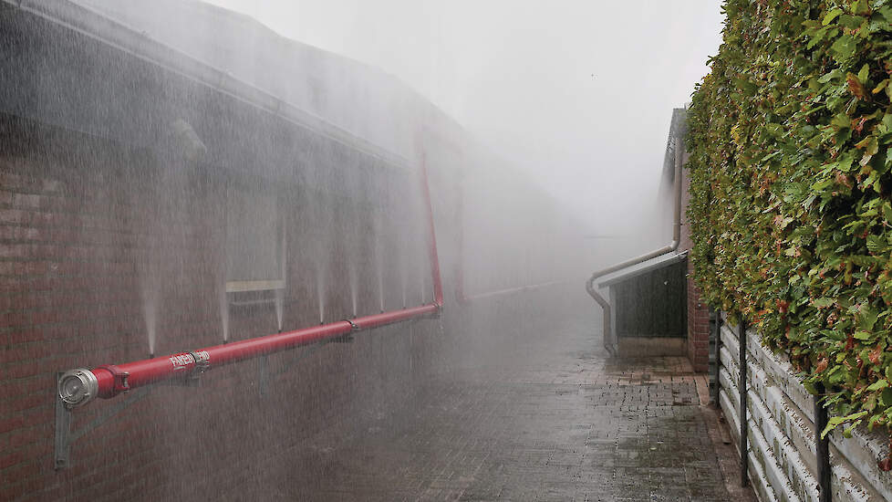De FireDefender kan het overslaan van een brand van de ene naar de andere stal voorkomen.