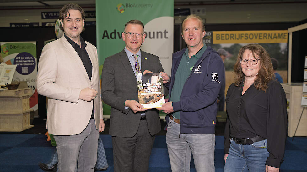 De Gelderse gedeputeerde Harold Zoet en de Limburgse gedeputeerde Jasper Kuntzelaers nemen het document van Jannie Bos en Joost van den Anker in ontvangst.