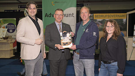 De Gelderse gedeputeerde Harold Zoet en de Limburgse gedeputeerde Jasper Kuntzelaers nemen het document van Jannie Bos en Joost van den Anker in ontvangst.