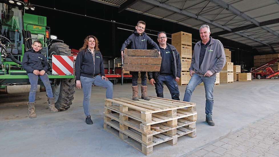 v.l.n.r. Jurre van Gog, Moniek van Gog-Kuunders, Wessel, Piet van Gog en Ricus Kuunders onder de overkapte laadplaats van de nieuwe bewaarloods.