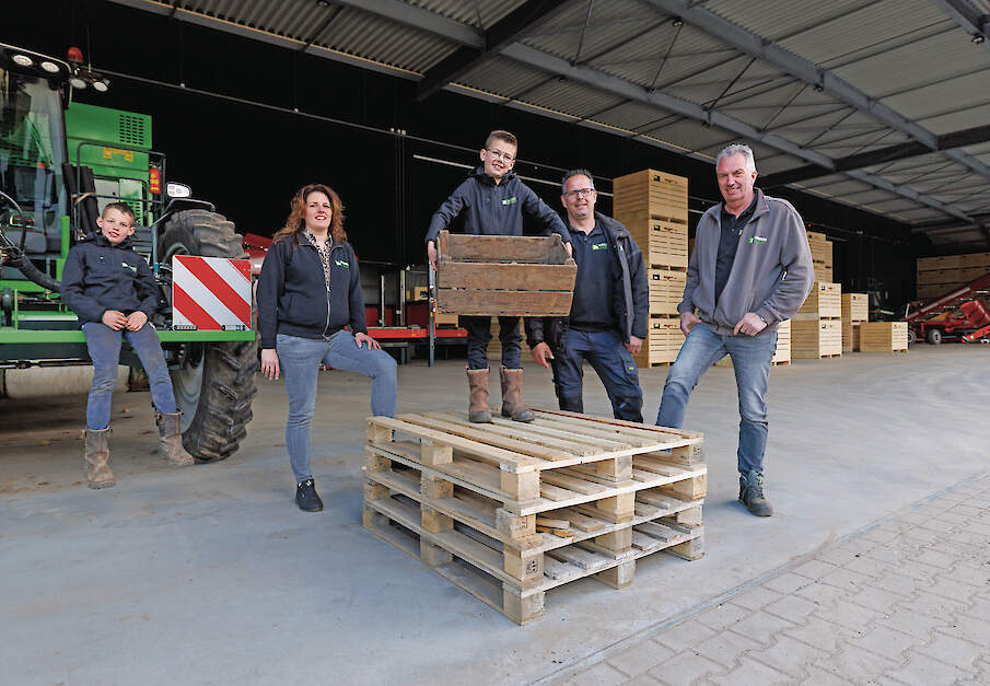 v.l.n.r. Jurre van Gog, Moniek van Gog-Kuunders, Wessel, Piet van Gog en Ricus Kuunders onder de overkapte laadplaats van de nieuwe bewaarloods.