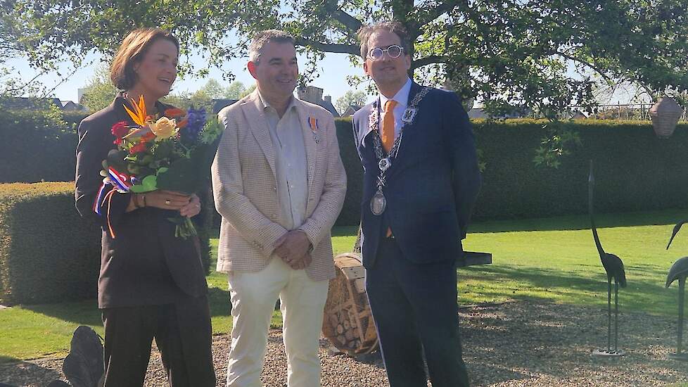 Martin Houben met zijn vrouw en de burgemeester nadat het lintje is opgespeld.