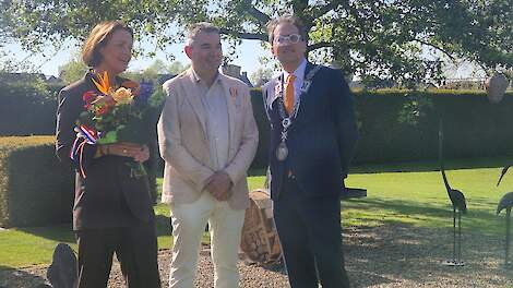 Martin Houben met zijn vrouw en de burgemeester nadat het lintje is opgespeld.