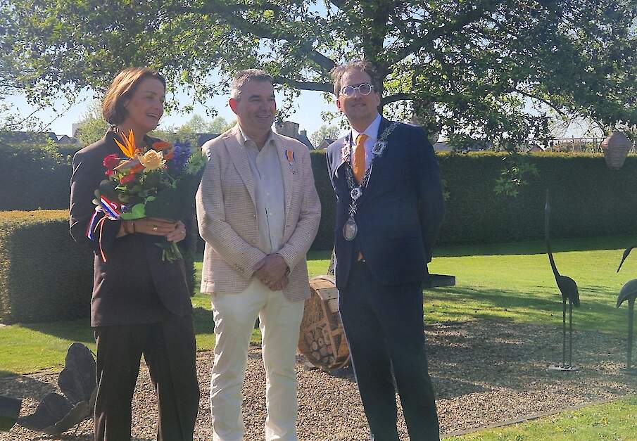 Martin Houben met zijn vrouw en de burgemeester nadat het lintje is opgespeld.