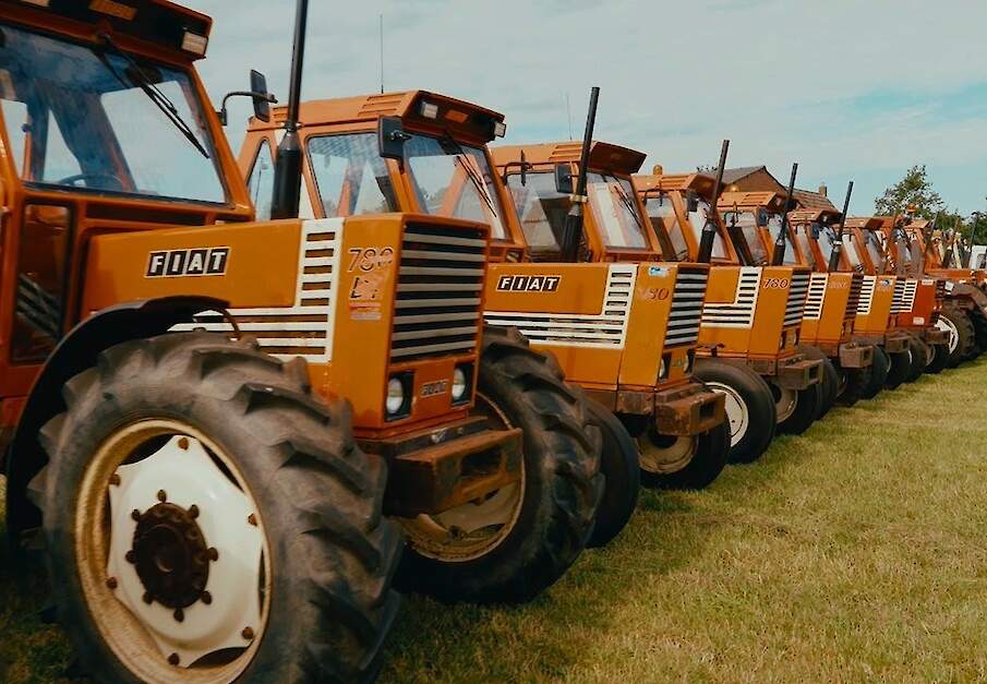 100 Fiat-tractors on the road Fiat-CNH Tractorclub