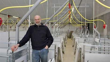 Varkenshouder Gerbert Oosterlaken uit het Brabantse Beers in zijn nieuwe zeugenstal.