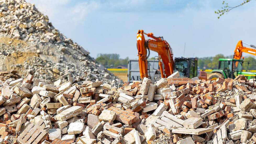 Een stal wordt gesloopt