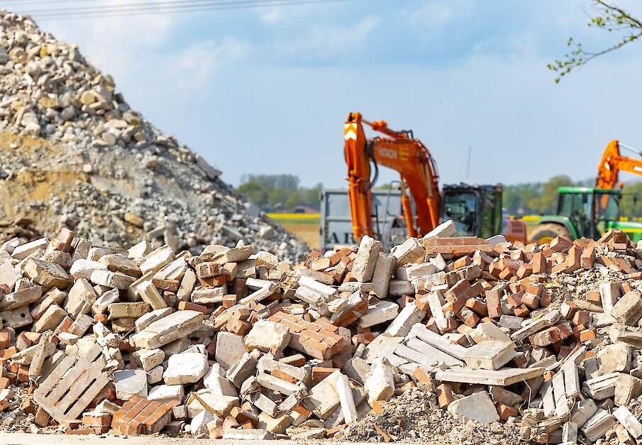Een stal wordt gesloopt