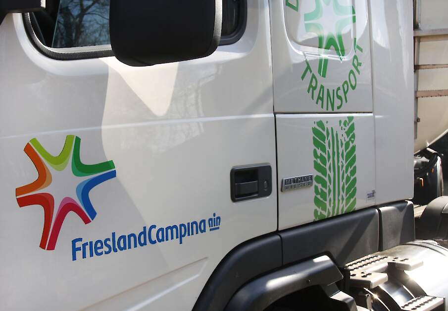 Een RMO van FrieslandCampina haalt melk op