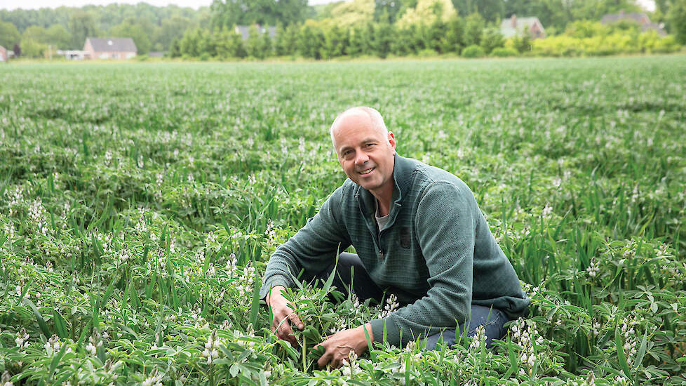 Andr&eacute; Jurrius experimenteert op Ekoboerderij de Lingehof met het brouwen en toepassen van compostthee.