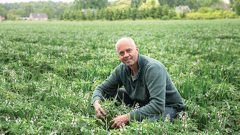 Andr&eacute; Jurrius experimenteert op Ekoboerderij de Lingehof met het brouwen en toepassen van compostthee.
