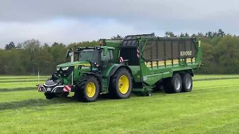 In bedrijf stellen twee ZX 470 GL OptiGrass 28-kortsnijwagens bij Loonbedrijf van Eijck in Alphen