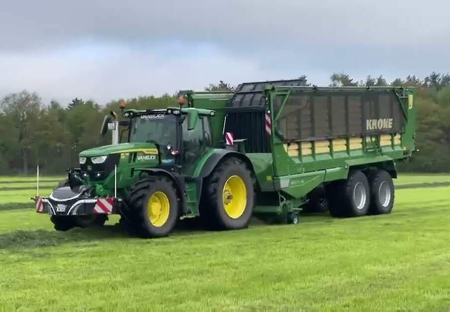 In bedrijf stellen twee ZX 470 GL OptiGrass 28-kortsnijwagens bij Loonbedrijf van Eijck in Alphen