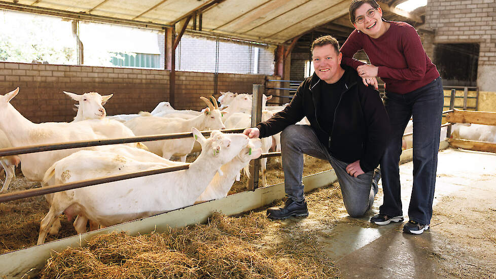 Theo en Chantal van Dillen in de geitenstal