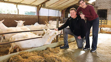 Theo en Chantal van Dillen in de geitenstal