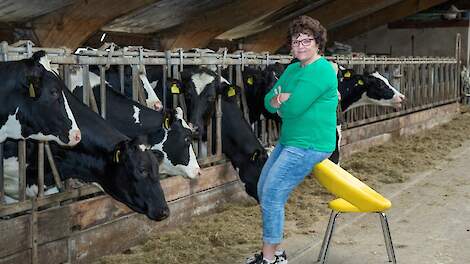 Ingrid de Sain bij de koeien