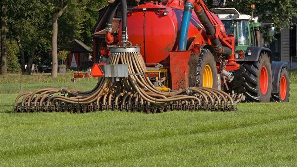 Mestwagen op weiland