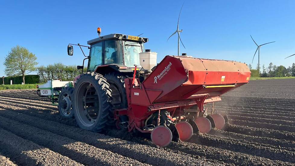 Terwijl op het land de oogst voor 2026 wordt gepoot, is akkerbouwmaatschap Elema ook bezig met het wegwerken van het overschot van 2025.