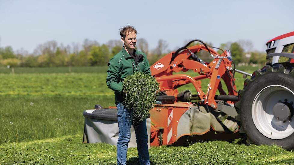 Jeroen Beker maait een perceel grasland