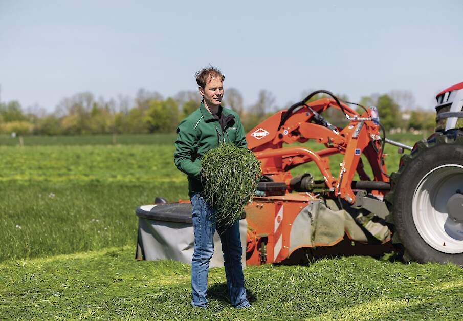 Jeroen Beker maait een perceel grasland