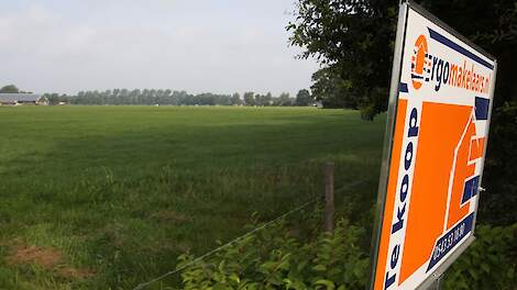 Bordje bij grond dat te koop is