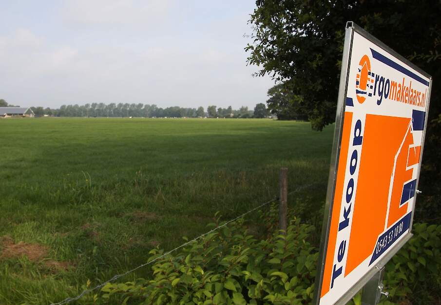 Bordje bij grond dat te koop is