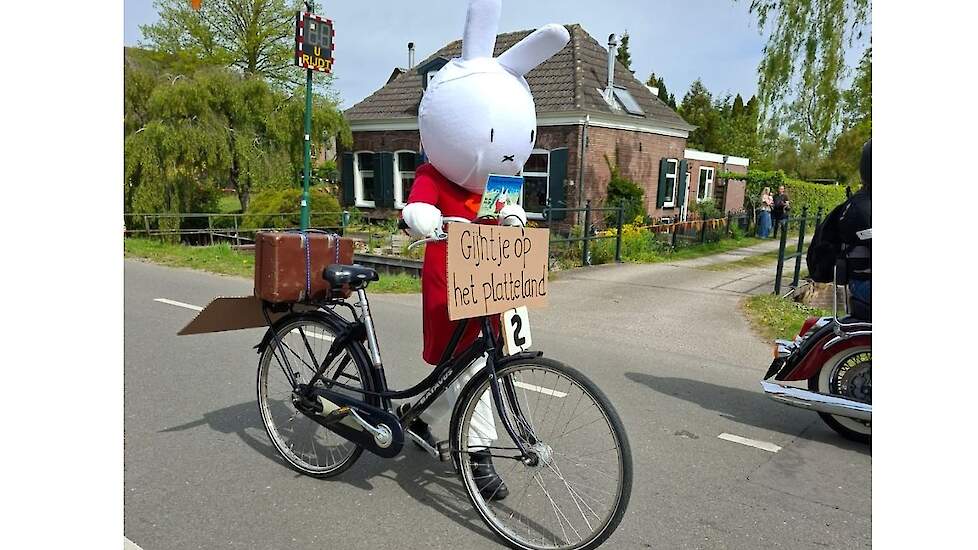 Anneke Griffioen als Gijntje tijdens de optocht op Koningsdag in Westbroek. In haar hand draagt ze het prentenboek.