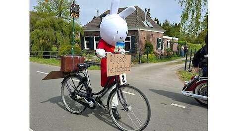 Anneke Griffioen als Gijntje tijdens de optocht op Koningsdag in Westbroek. In haar hand draagt ze het prentenboek.