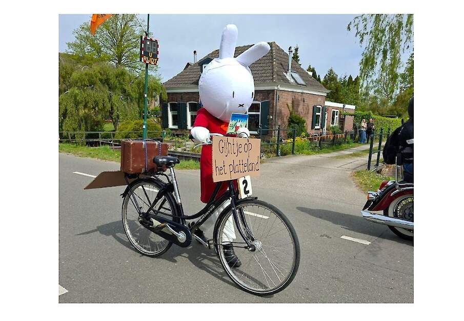 Anneke Griffioen als Gijntje tijdens de optocht op Koningsdag in Westbroek. In haar hand draagt ze het prentenboek.